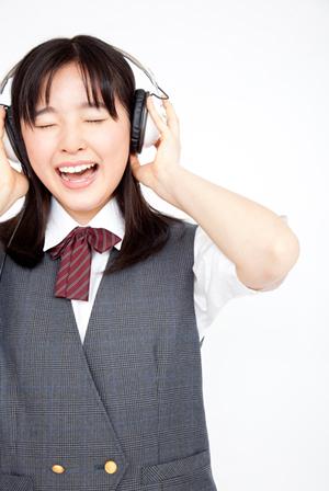 会話を楽しめるようにイヤホンを付ける